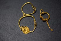 Three Roman AV earrings, 2nd - 4th Cent. AD