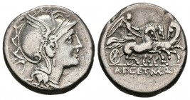GENS CLAUDIA. Denario. (Ar. 3,73g/18mm). 110-109 a.C. Roma. (FFC 564; Crawford 299/1a). Anv: Cabeza de Roma a derecha, detrás objeto triangular. Rev: ...
