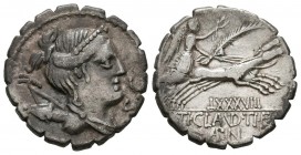 GENS CLAUDIA. Denario. (Ar. 3,48g/18mm). 79 a.C. Taller auxiliar de Roma.(FFC 567; Crawford 381/1a). Anv: Busto diademado de Diana a derecha con carca...