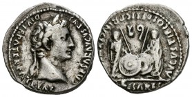 AUGUSTO. Denario. (Ar. 3,70g/19mm). 2 a.C.-4 d.C. Roma. (RIC 207). Anv: Busto laureado de Augusto a derecha, alrededor leyenda: CAESAR AVGVSTVS DIVI F...