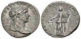 TRAJANO. Denario. (Ar. 2,88g/17mm). 103-111 d.C. Roma. (RIC 118). Anv: Busto laureado de Trajano a derecha con drapeado ligero en hombro izquierdo, al...