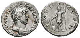 ADRIANO. Denario. (Ar. 3,22g/20mm). 119-122 d.C. Roma. (RIC 110). Anv: Busto laureado y drapeado de Adriano a derecha, alrededor leyenda: IMP CAESAR T...