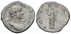 ADRIANO. Denario. (Ar. 2,67g/19mm). 119-122 d.C. Roma. (RIC 215). Anv: Busto laureado de Adriano a derecha con ligero drapeado sobre hombro izquierdo,...
