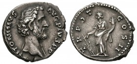 ANTONINO PIO. Denario. (Ar. 3,22g/18mm). 139 d.C. Roma. (RIC 49a). Anv: Busto de Antonino Pío a derecha, alrededor leyenda: ANTONINVS AVG PIVS P P. Re...