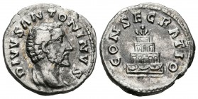DIVO ANTONINO PIO. Denario. (Ar. 2,84g/18mm). 161 d.C. Roma. (RIC 438). Anv: Busto de Antonino Pío a derecha, alrededor leyenda: DIVVS ANTONINVS. Rev:...
