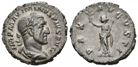 MAXIMINO I. Denario. (Ar. 2,89g/20mm). 235 d.C. Roma. (RIC 12). Anv: Busto laureado y drapeado de Maximino I a derecha, alrededor leyenda: IMP MAXIMIN...