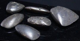 Néolithique - Lot de 6 hâches votives en pierre noire
Lot de 6 petites hâches en pîerre polie de couleur noire. 25 mm de longueur.