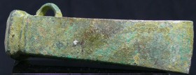 Age du bronze - Hâche à douille type "Couville"- 3000 / 1000 av. J.-C.
Belle hâche à douille. Aucun manque et beau tranchant. Belle patine vert olive...
