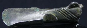 Age du bronze - Hâche à emmanchement - 3000 / 1000 av. J.-C.
Hâche à emmanchement incomplète. L'objet est orné de chevrons et a une belle patine gris...