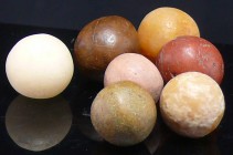 Egypte - Prédynastique - Lot de 7 pions de jeu en pierre
Lot de 7 pions de jeu en forme de billes, en pierre et couleurs diverses. De 11 à 13 mm.