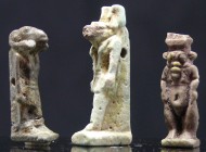 Egypte - Basse époque - Lot de 3 amulettes en fritte - 664 / 332 av. J.-C. (26ème-30ème dynastie)
Lot de trois amulettes en fritte représentant les d...