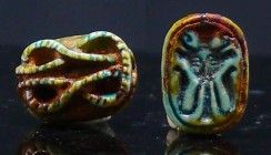 Egypte - Basse époque - Scarabée en fritte (tête d'hathorique) - 664 / 332 av. J.-C. (26ème-30ème dynastie)
Scarabée en fritte orné de deux serpents ...