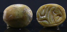Egypte - Basse époque - Scarabée en pierre (2 animaux) - 664 / 332 av. J.-C. (26ème-30ème dynastie)
Scarabée en pierre de couleur miel avec une gravu...