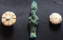 Egypte - Basse époque - Lot de 3 amulettes - 664 / 332 av. J.-C. (26ème-30ème dynastie)
Lot de trois amulettes. L'une représente Osiris en bronze et ...
