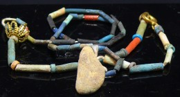 Egypte - Basse époque - Collier en perles tubulaires - 664 / 332 av. J.-C. (26ème-30ème dynastie)
Collier formé de perles tubulaires et terminé par u...