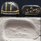 Egypto-phenicien - Scarabée - 1000 av. J.-C.
Important scarabée en pierre dure noire représentant un animal agenouillé devant un autre plus petit. 24...