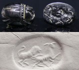 Egypto-phenicien - Scarabée - 1000 av. J.-C.
Important scarabée en pierre dure noire représentant un lion dévorant une chèvre. 18*14 mm.