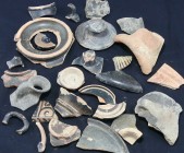 Grèce - Lot de fragments de poteries - 400 / 200 av. J.-C.
Très beau lot de fragments de poteries en terre cuite, vernissés noirs pour certains avec ...