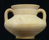 Grèce - Pot en terre cuite - 400 / 300 av. J.-C.
Très beau pot en terre cuite de couleur beige à large col et à 2 anses larges. Traces de polychromie...