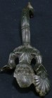 Grèce - Anse en bronze - 500 / 300 av. J.-C.
Importante anse en bronze ornée d'un satire accosté de deux éléments végétaux. 200 * 65 mm.
