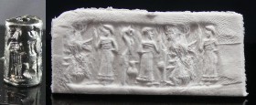 Assyro-Babylonien - Sceau cylindre en pierre noire - 2000 / 1500 av. J-C.
Sceau cylindre en pierre noire orné d'une scène de prètres rois et d'offran...