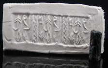 Mésopotamie - Sceau cylindre en pierre - 3000 / 2000 av. J-C.
Petit sceau cylindre en pierre noire orné d'un personnage debout devant une colonne gra...