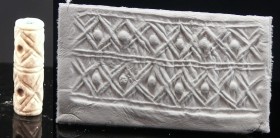 Mésopotamie - Sceau cylindre en pierre blanche - 2500 / 2000 av. J-C.
Sceau cylindre en pierre blanche ,orné de motifs géométriques. 24*6 mm.