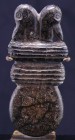 Mésopotamie orientale - Idole en pierre - 1500 / 1000 av. J.-C.
Grande idole en pierre noire représentant deux têtes de vautour l'une contre l'autre....