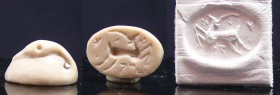 Mésopotamie - Sceau en pierre blanche - 2000 / 1500 av. J.-C.
Sceau en pierre blanche en forme de canard dont l'empreinte représente un cervidé à lon...