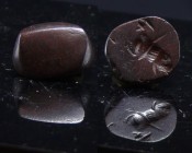 Mésopotamie - Cachet en pierre - 2000 / 1000 av. J.-C.
Cachet en pierre noire dont le médaillon représente un animal. 15 * 15 mm.