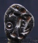 Proche Orient - Sceau en pâte de verre - 1000 av. J.-C.
Sceau en pâte de verre noire dont le médaillon représente un chasseur tenant un animal à long...