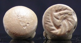 Proche Orient - Sceau en pierre - 2000 / 1500 av. J.-C.
Sceau rond en pierre vert pâle dont le médaillon représente une sorte de rosace stylisée. 20 ...