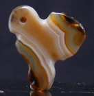 Proche Orient - Byzance - Oiseau en agate - 500 / 700 ap. J.-C.
Oiseau stylisé en agate rubanée dans les tons beige et marron. 25 * 20 mm.