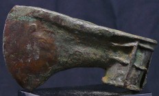 Proche Orient - Hâche en bronze - 1500 / 1000 av. J.-C.
Importante hâche en bronze ayant gardé son tranchant. Ornement au niveau de l'emmanchement. 1...