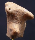Proche Orient - Idole en terre cuite - 2500 / 2000 av. J.-C.
Fragment d'idole stylisée en terre cuite de couleur beige. 40 * 40 mm.