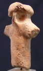 Proche Orient - Parthe - Idole en terre cuite - 400 / 200 av. J.-C.
Idole stylisée en terre cuite au visage pincé et coiffée d'un turban. 55 * 15 mm....
