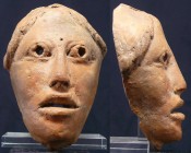 Gallo Romain - Masque en terre cuite - 200 av. J.-C. / 200 ap. J.-C.
Beau masque en terre cuite, probablement de théatre, représentant un visage d'ho...