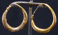 Romain - Boucles d'oreille en or - 0 / 200 ap. J.-C.
Paire de créoles en or. Quelques manques sont à noter. Poids : 1.37 grs. 20 mm.