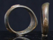Romain - Bague d'archer en bronze - 100 / 200 ap. J.-C.
Importante bague d'archer en bronze, ornée de deux motifs de forme géométrique. 32 mm.