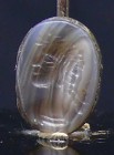 Romain - Intaille en agate rubanée - 0 / 200 ap. J.-C.
Belle intaille de couleur grise dont le chaton représente un homme, tête à droite, coiffé d'un...