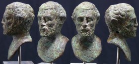 Romain - Buste en bronze - 100 / 200 ap. J.-C.
Beau buste en bronze représentant un patricien barbu (ou effigie présumée de Julius Brutus). Belle pat...
