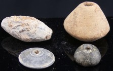 Romain - Lot de 4 objets - 100 / 300 ap. J.-C.
Lot de quatre objets fait de deux fusaïoles en pierre et une en terre cuite ; d'une balle de fronde en...
