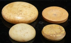 Romain - Lot de 4 pions de jeu - 100 / 300 ap. J;-C.
Ensemble de quatre pions de jeu en os et en pierre. De 25 à 16 mm.