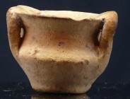 Romain - Cratère en terre cuite - 0 / 100 ap. J.-C.
Petit cratère en terre cuite beige à deux anses. Objet probablement votif ou jouet d'enfant. 32 *...