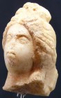 Romain - Statuette en marbre - 200 / 100 av. J.-C.
Jolie tête de femme en marbre. Le personnage a une chevelure importante coiffée d'un chignon. Bell...