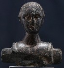 Romain - Buste d'empreur en pierre - 100 av. J.-C. / 100 ap. J.-C.
Belle représentation en pierre noire, d'un buste d'empereur en armure. Travail fru...