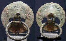 Romain - Lot de 2 heurtoirs en bronze - 0 / 200 ap. J.-C.
Ensemble de deux heurtoirs en bronze avec en leur centre, une tête de lion de face, la crin...