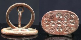 Byzantin - Sceau ou anneau épiscopal - 600 / 800 ap. J.-C.
Grand sceau ou anneau épiscopal décoré d'étoiles et d'osselles. 30*27 mm.