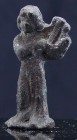 Byzantin - Joueuse de lyre en bronze - 500 / 600 ap. J.-C.
Petite statuette en bronze représentant une femme debout jouant de la lyre. 42mm.