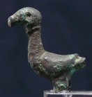 Byzantin - Oiseau en bronze - 700 / 900 ap. J.-C.
Oiseau en bronze auquel il manque un morceau de queue et un bout de bec. 35 mm.